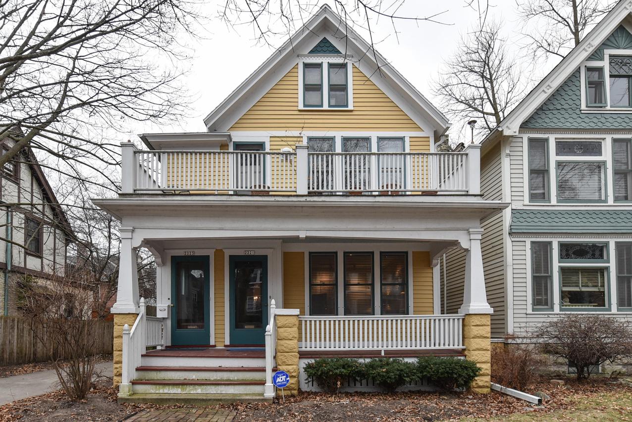 2221 E Ivanhoe Pl, Milwaukee, WI 53202