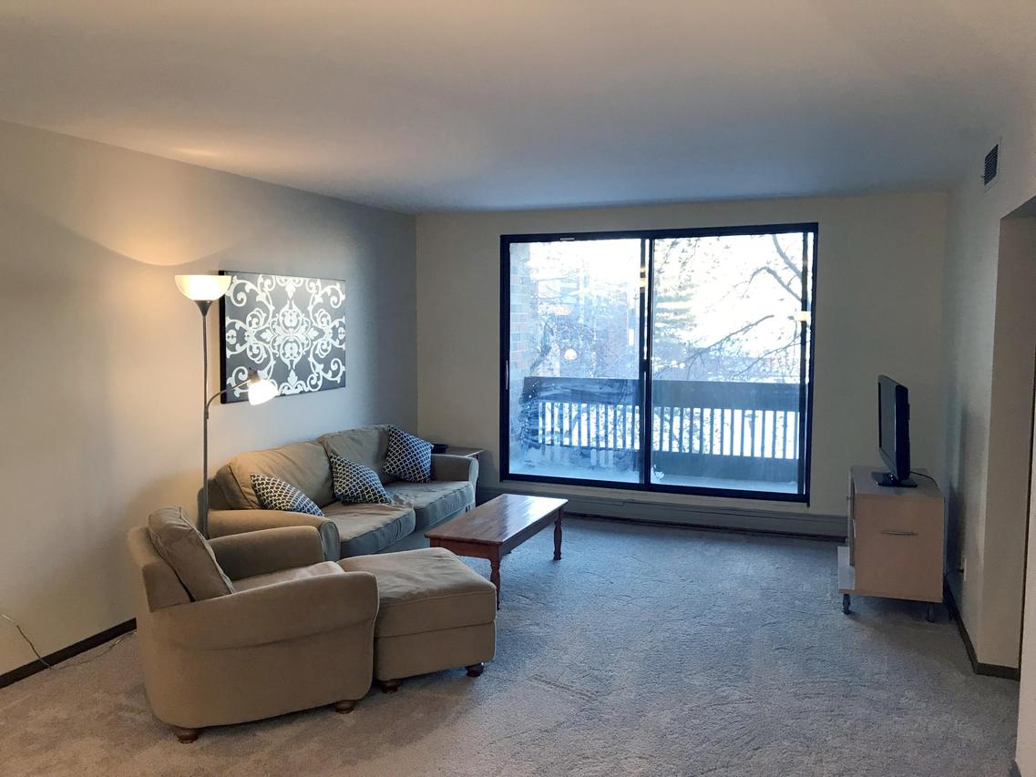 2200 W Good Hope Rd #218, Glendale, WI 53209
