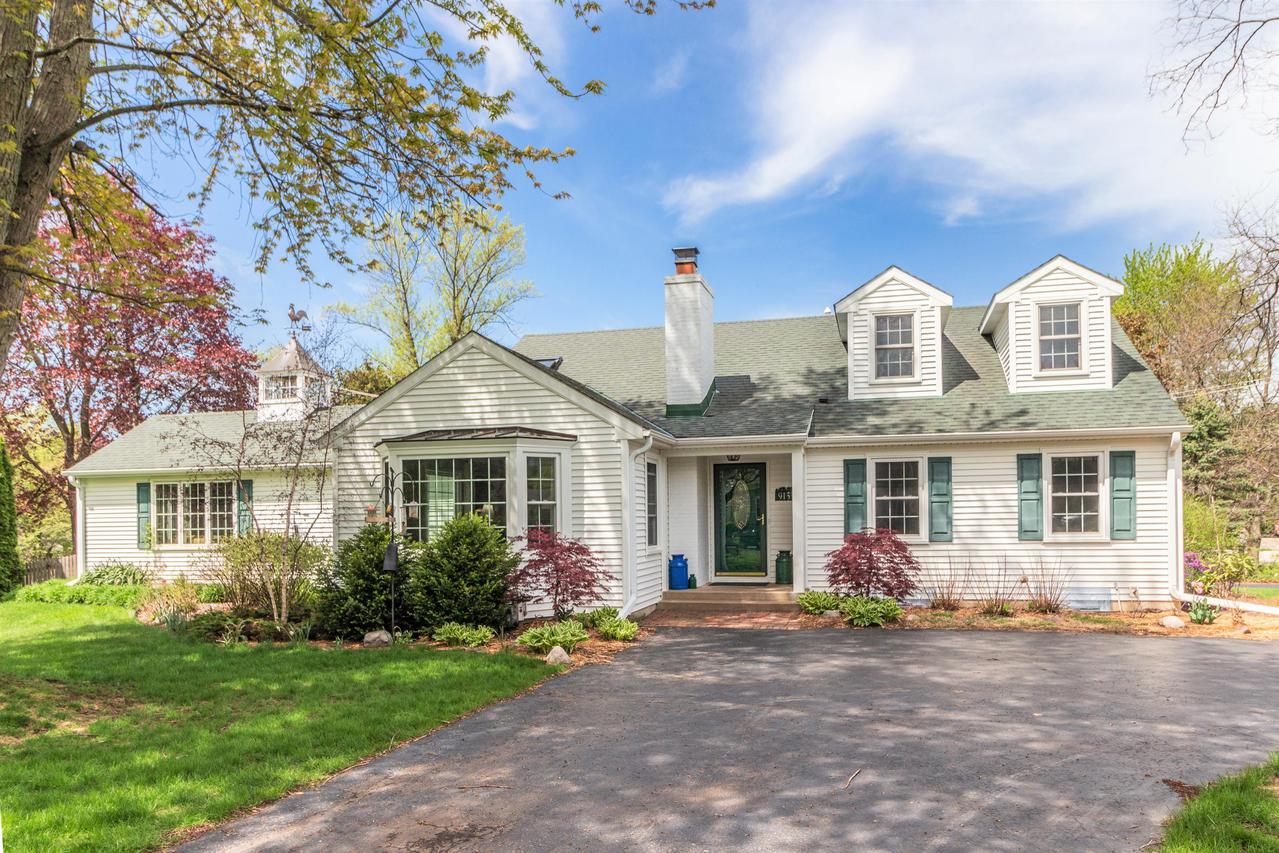 9155 N Meadowlark Ln., Bayside, WI 53217