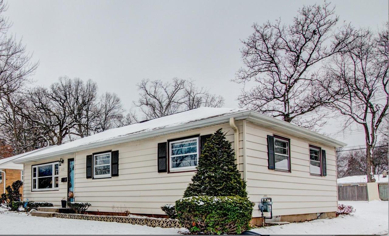 2917 S 104th St, West Allis, WI 53227