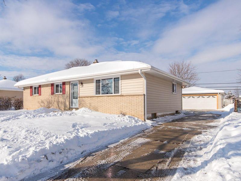2232 W Carrington Ave, Oak Creek, WI 53154