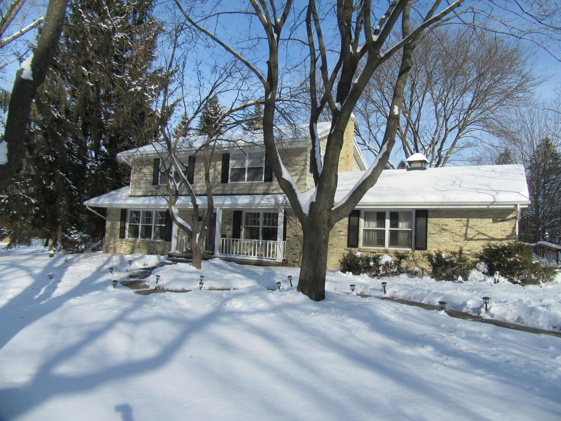 8984 Oakridge Ln, Cedarburg, WI 53012