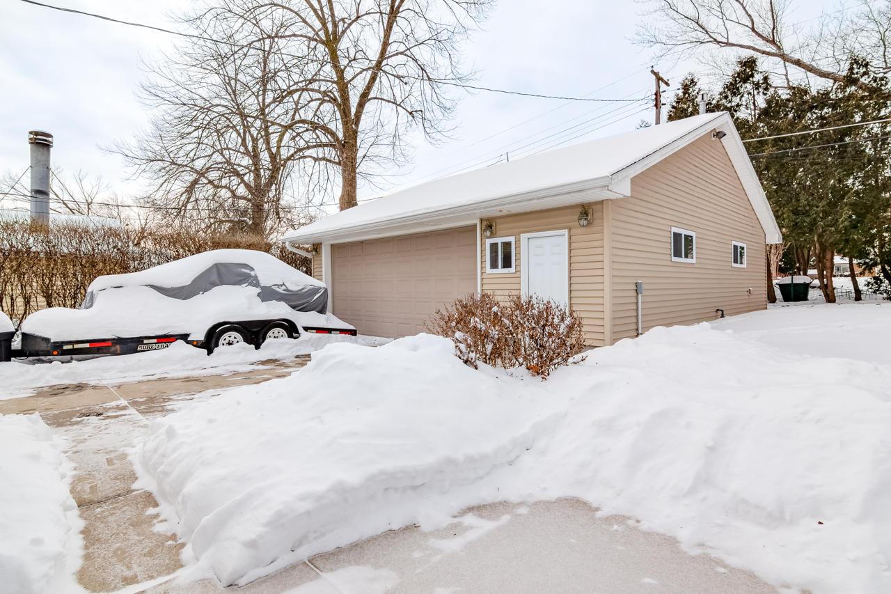 2129 N 115th St, Wauwatosa, WI 53226