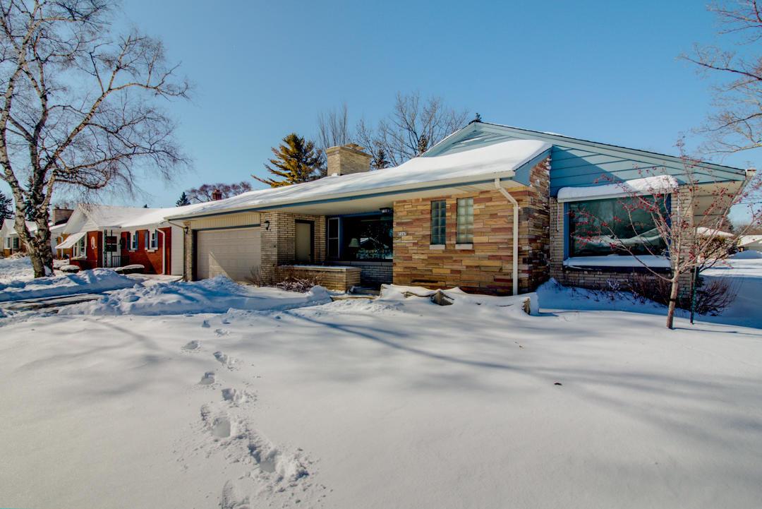 7247 N Mohawk Ave., Glendale, WI 53217
