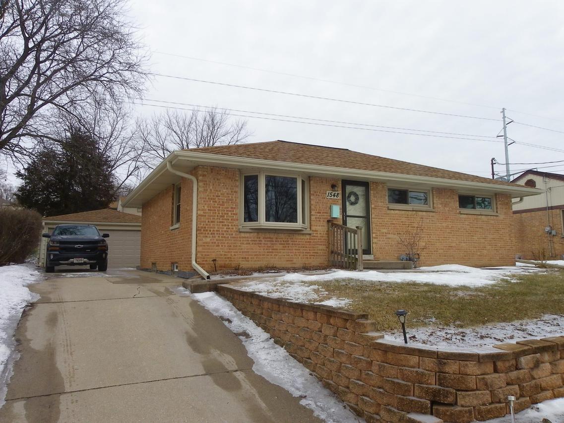 1548 Cedar Ln., Waukesha, WI 53188