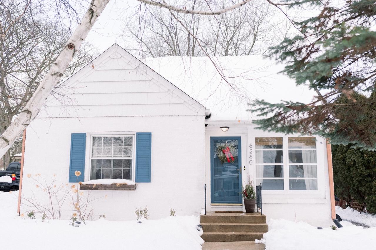 6260 N Lydell Ave, Whitefish Bay, WI 53217