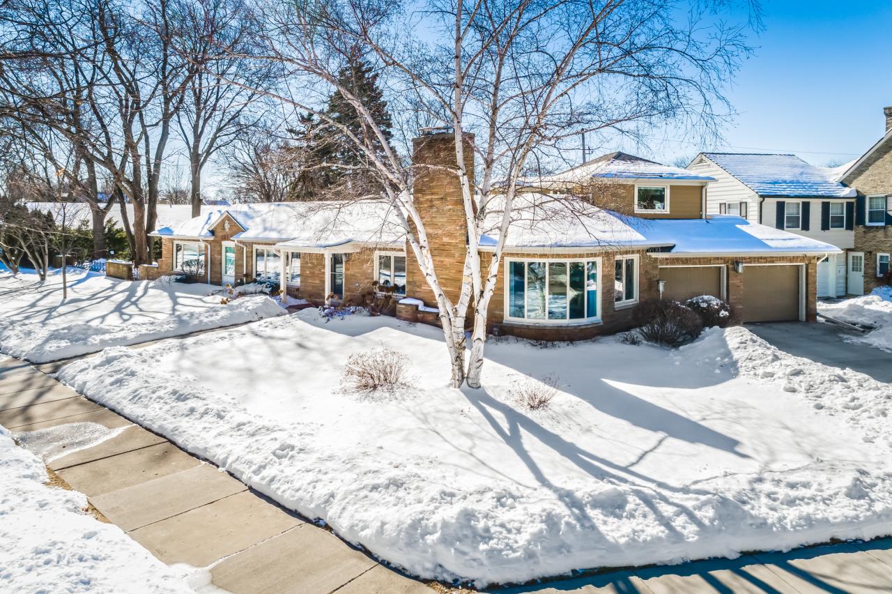 4515 N Lake Dr, Whitefish Bay, WI 53211