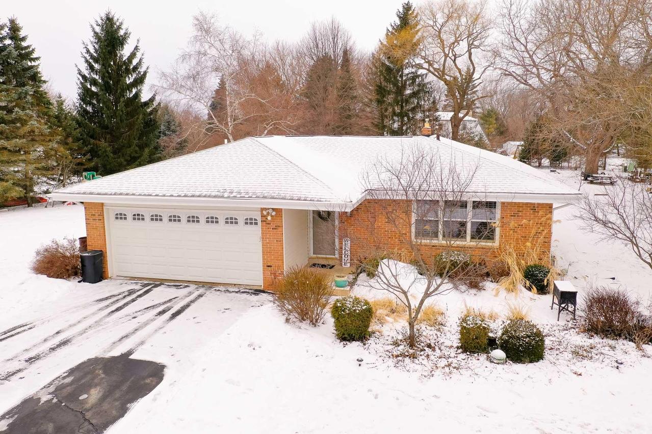 W330N5445 Linden Cir, Merton, WI 53058