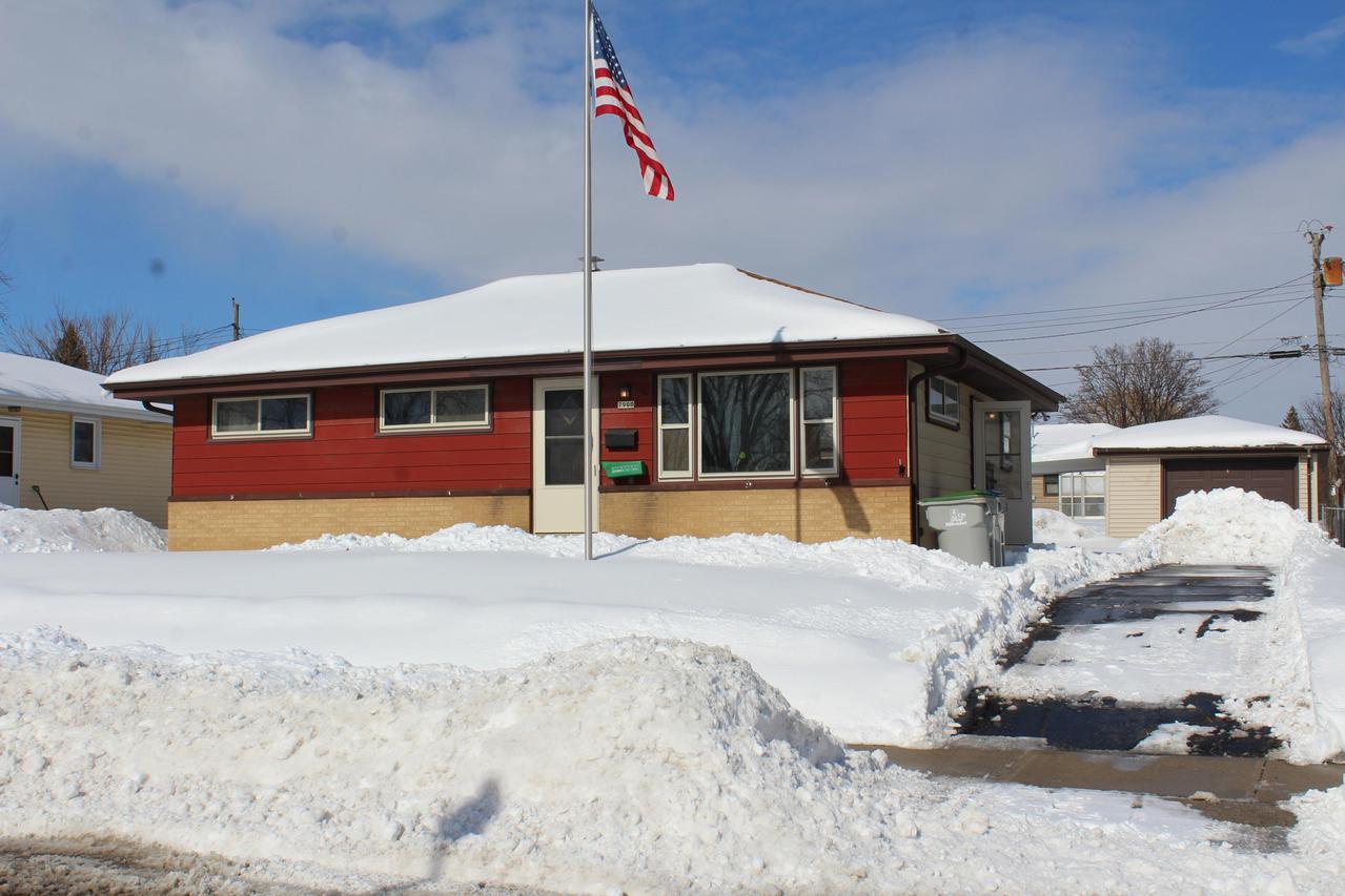 7900 W Winfield Ave, Milwaukee, WI 53218