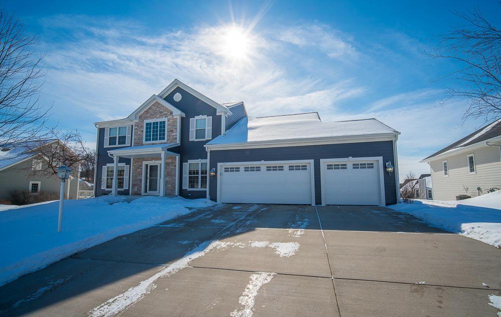 1513 Highlandview Dr, West Bend, WI 53095