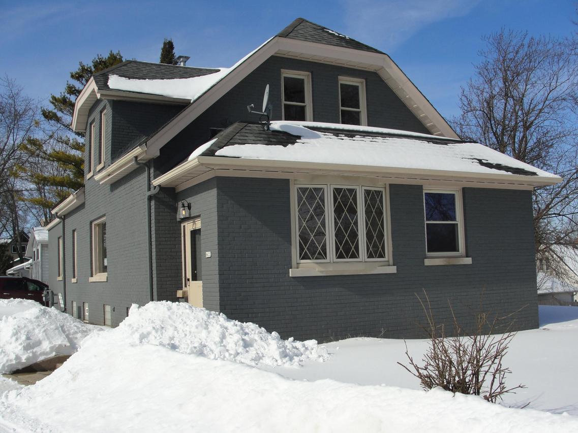 8622 W Hayes Pl, West Allis, WI 53227