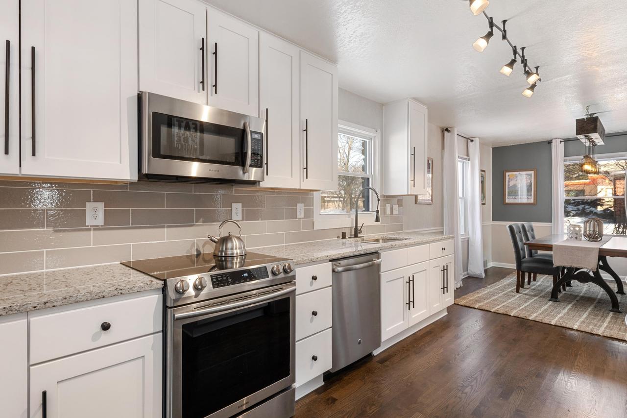 8933 N Pelham Pkwy, Bayside, WI 53217