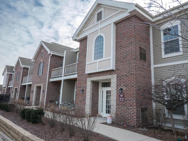 1540 Roxbury Way #201, Waukesha, WI 53186