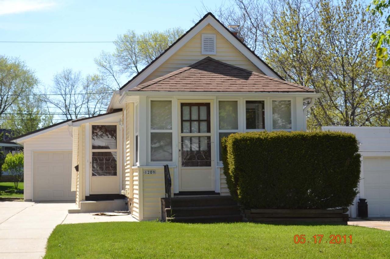 1209 S 86th St, West Allis, WI 53214