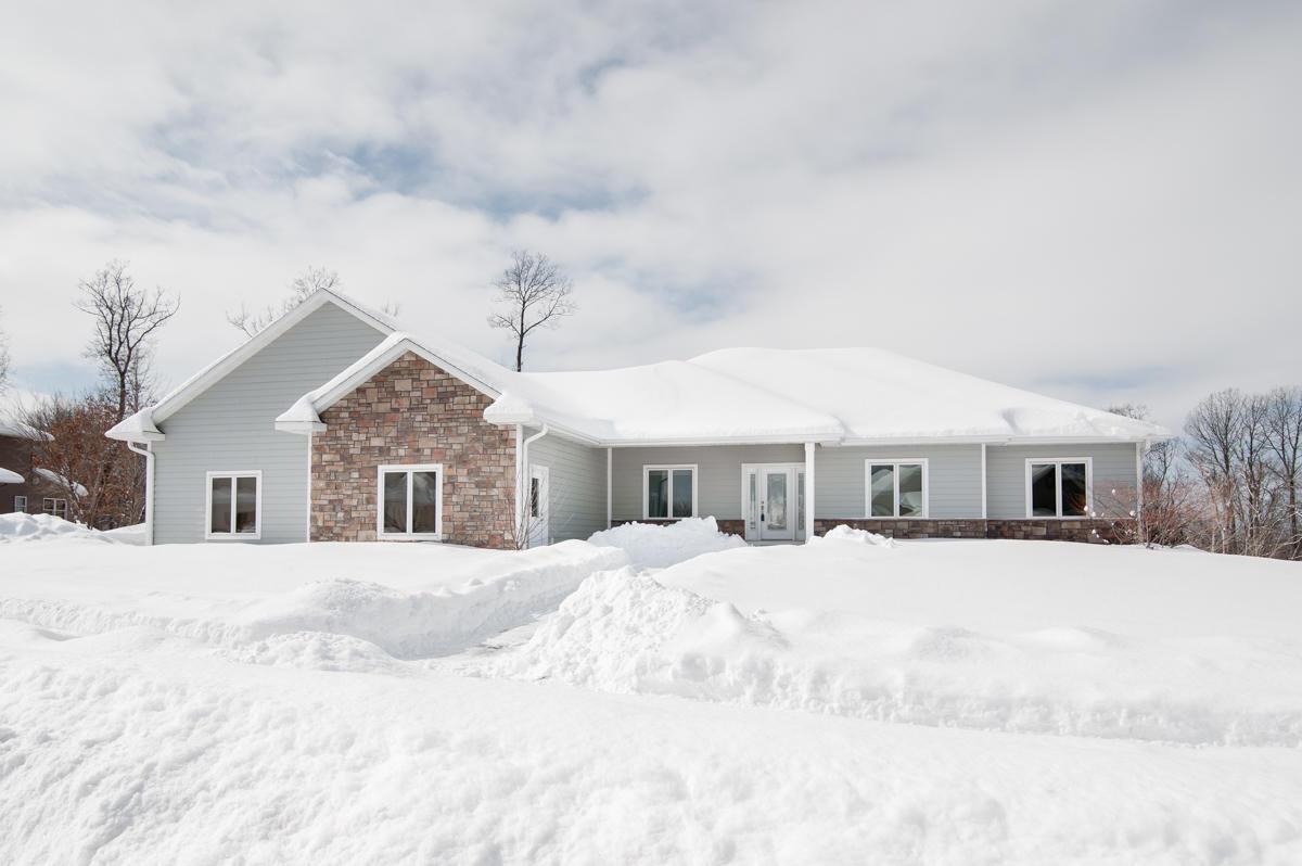 606 Deerwood St, Holmen, WI 54636
