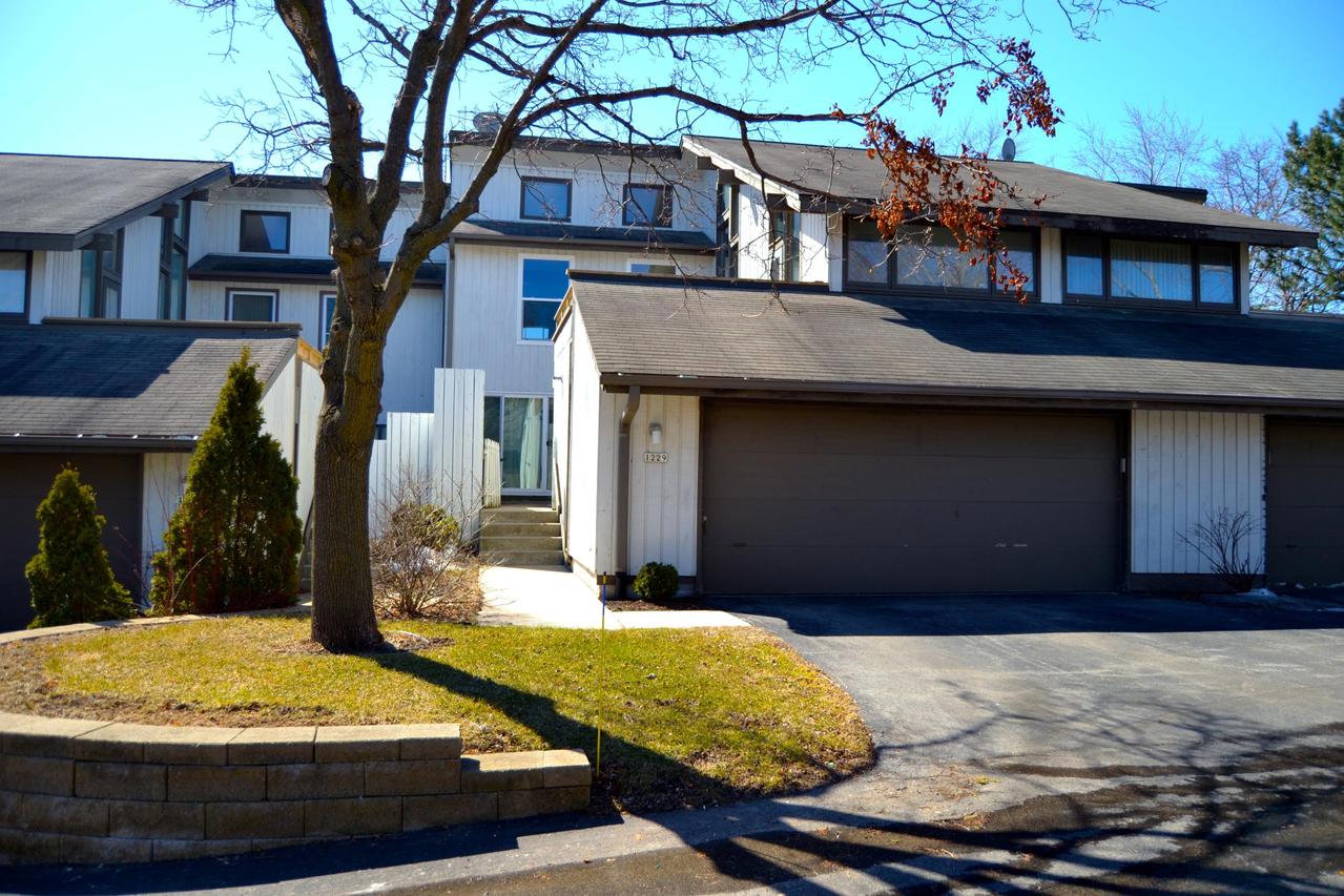 1229 W Baldwin Ct, Mequon, WI 53092