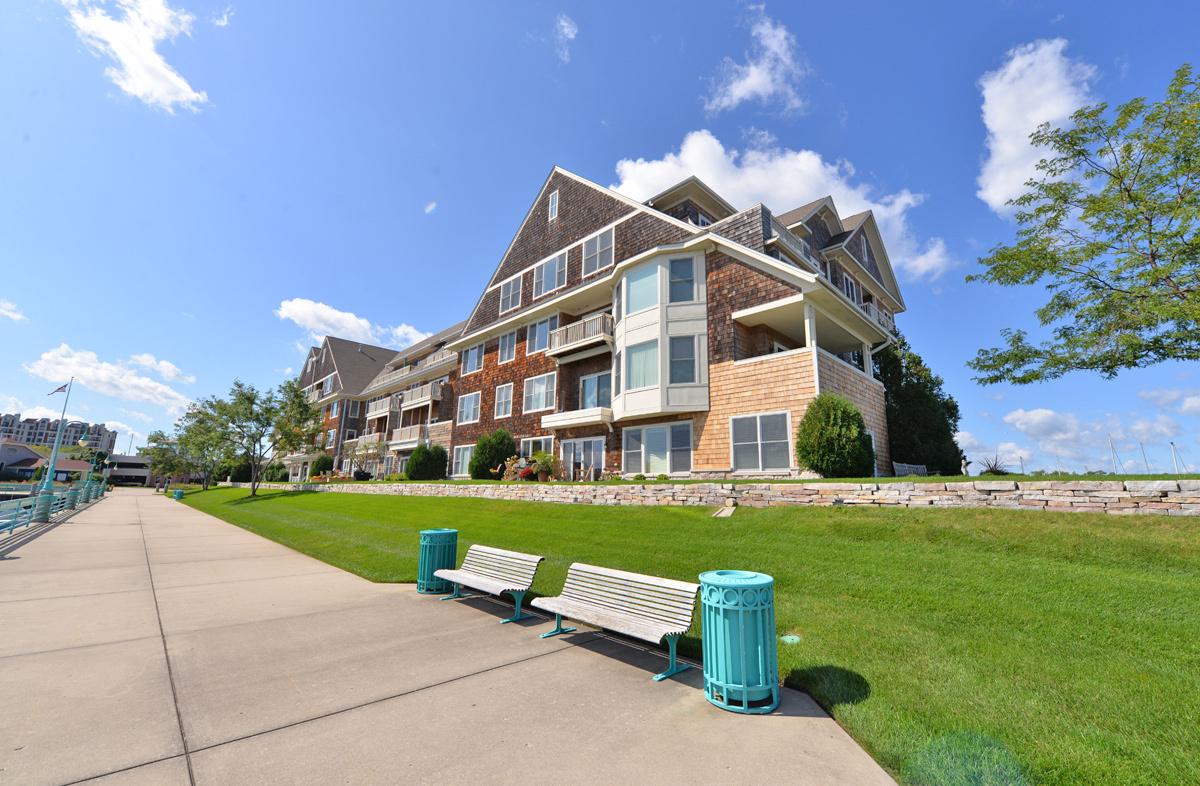 4 Gaslight Dr #206, Racine, WI 53403