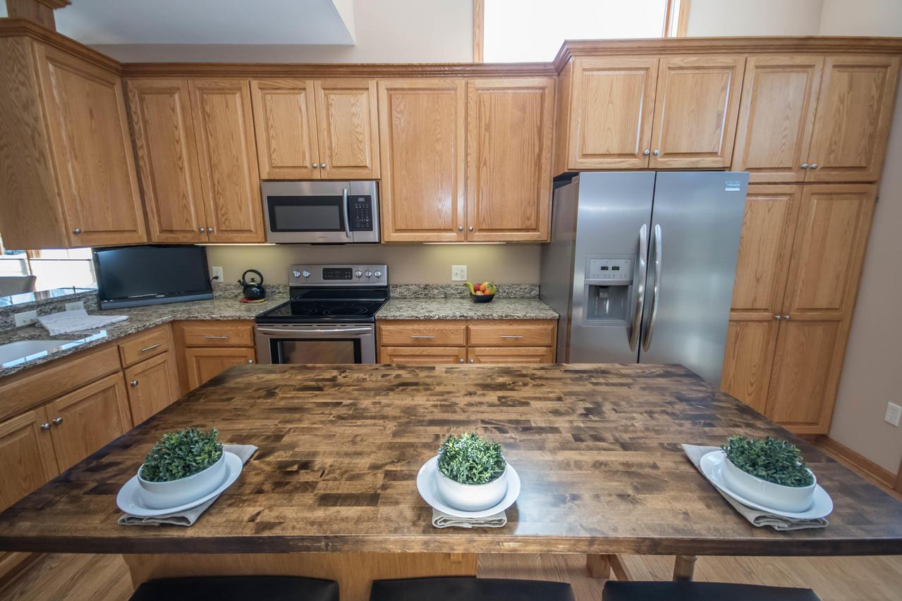 501 Spring Crest Cir, Waukesha, WI 53188