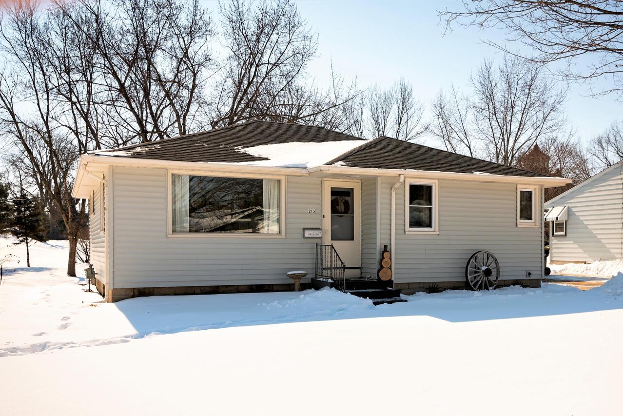 215 E Lincoln Ave, Hartford, WI 53027