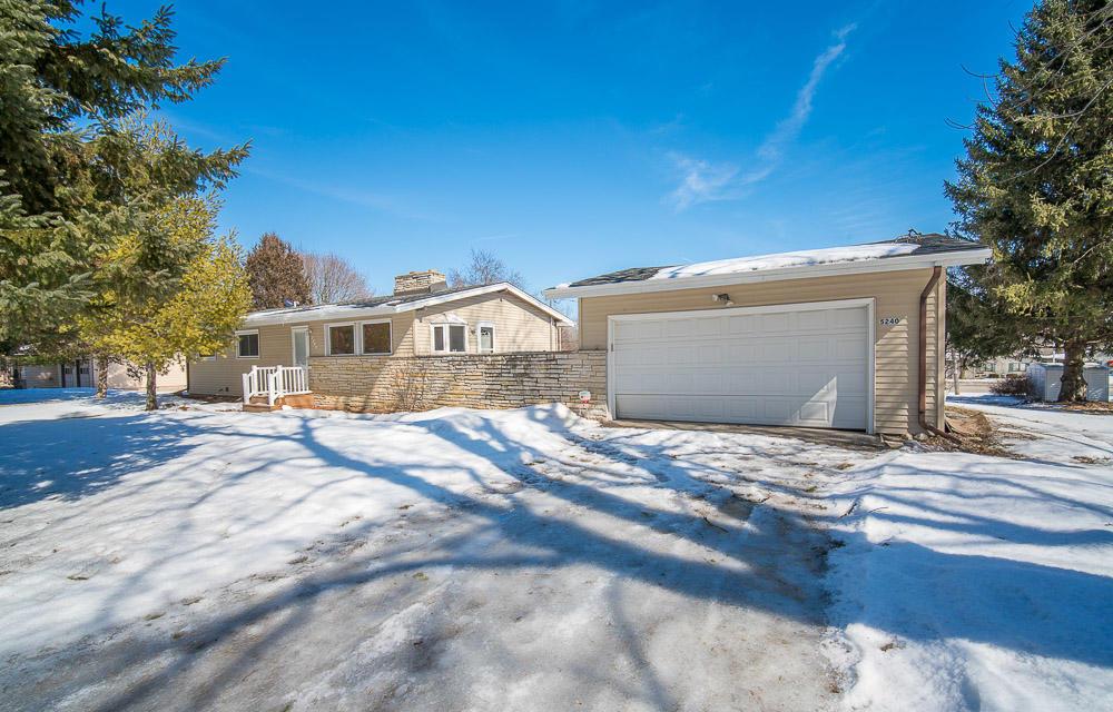 5240 S Nicolet Dr., New Berlin, WI 53151