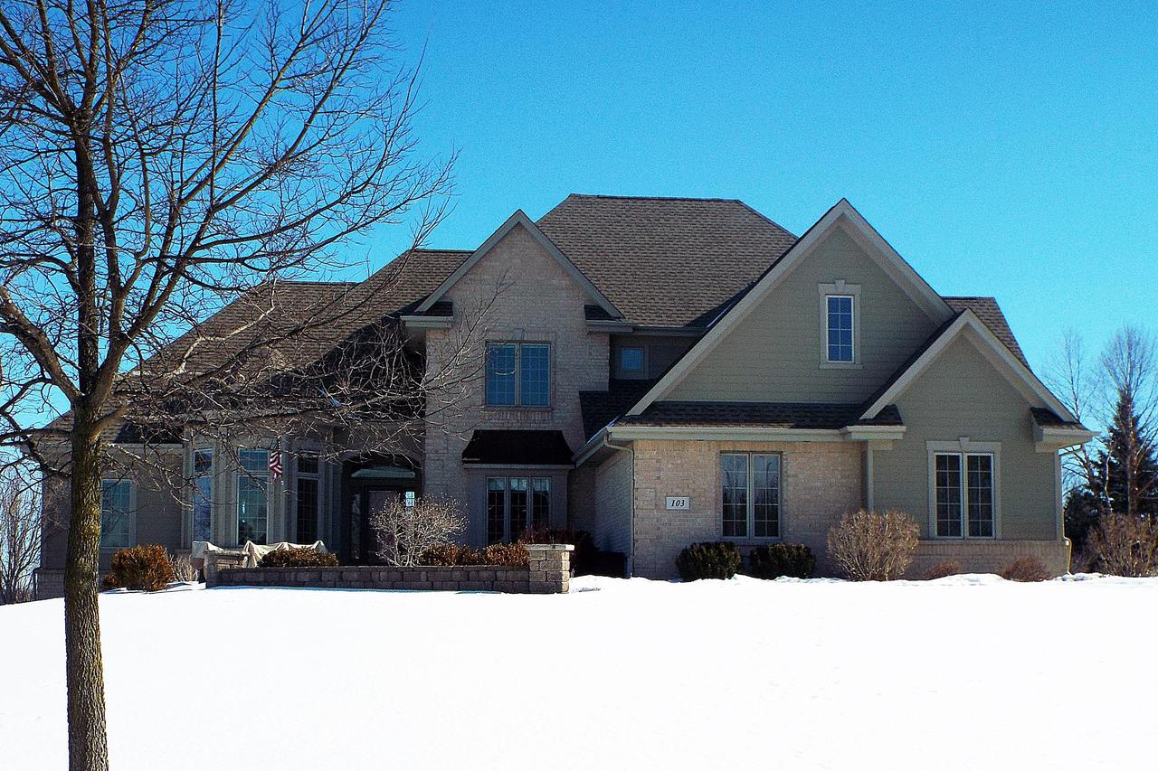 103 Kestrel Way, Hartland, WI 53029