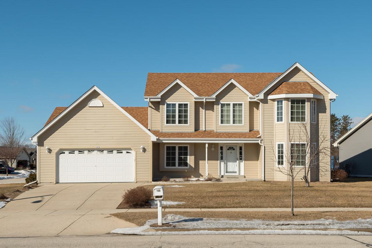 521 Sand Dr, West Bend, WI 53095