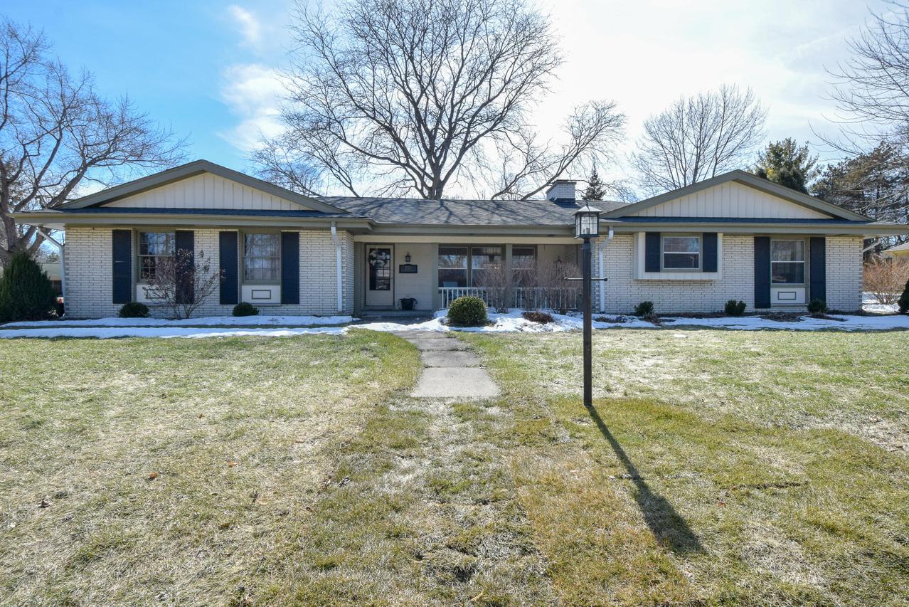 2321 W Kenboern Dr, Glendale, WI 53209