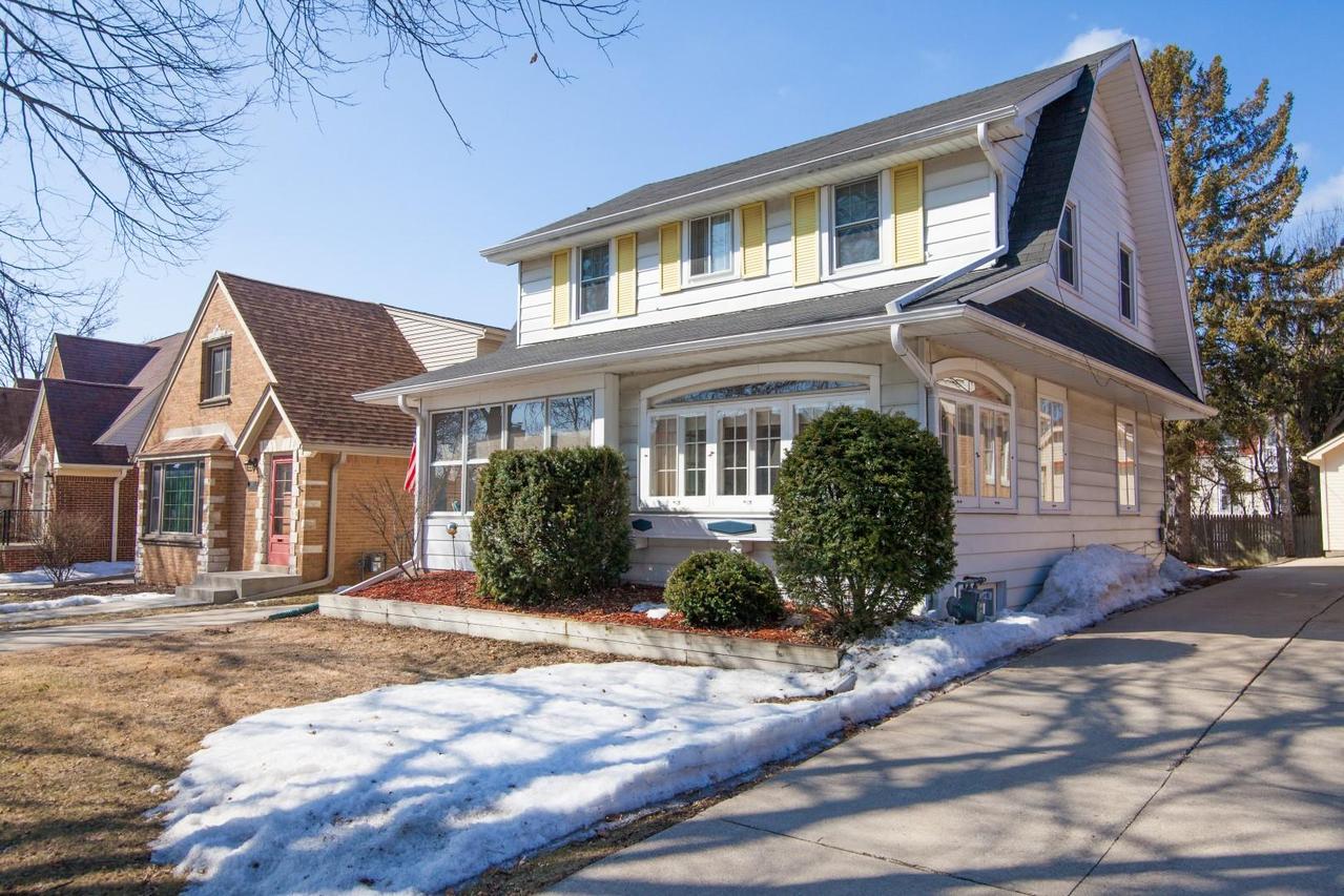 2619 N 71st St, Wauwatosa, WI 53213