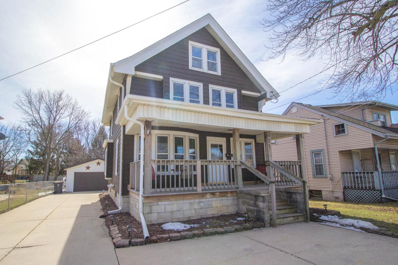 921 E Moreland Blvd, Waukesha, WI 53186