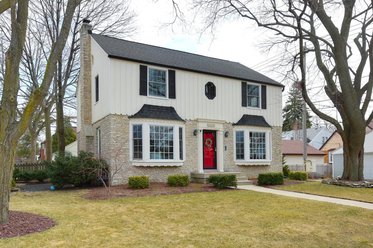 5220 N Shoreland Ave, Whitefish Bay, WI 53217
