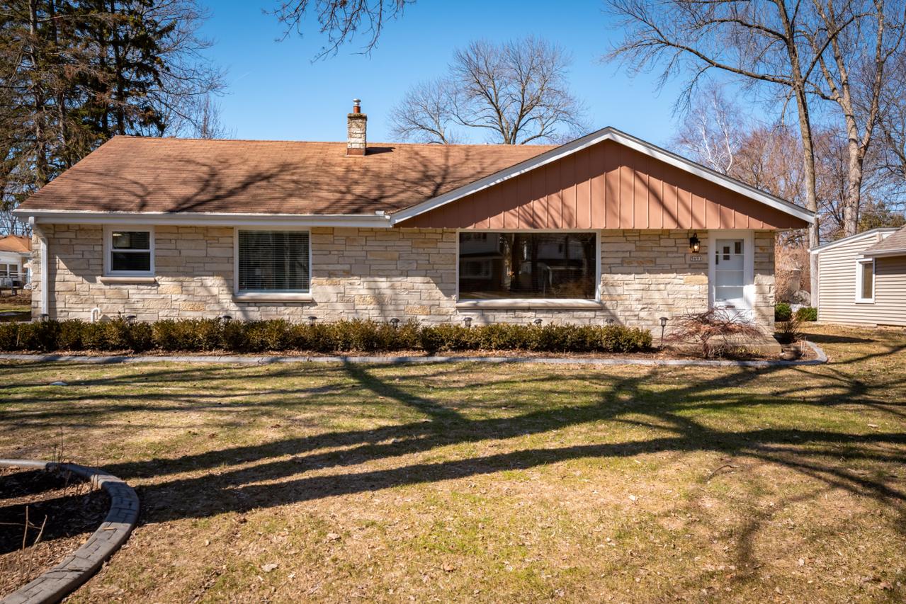 5691 N Sievers Pl, Glendale, WI 53209