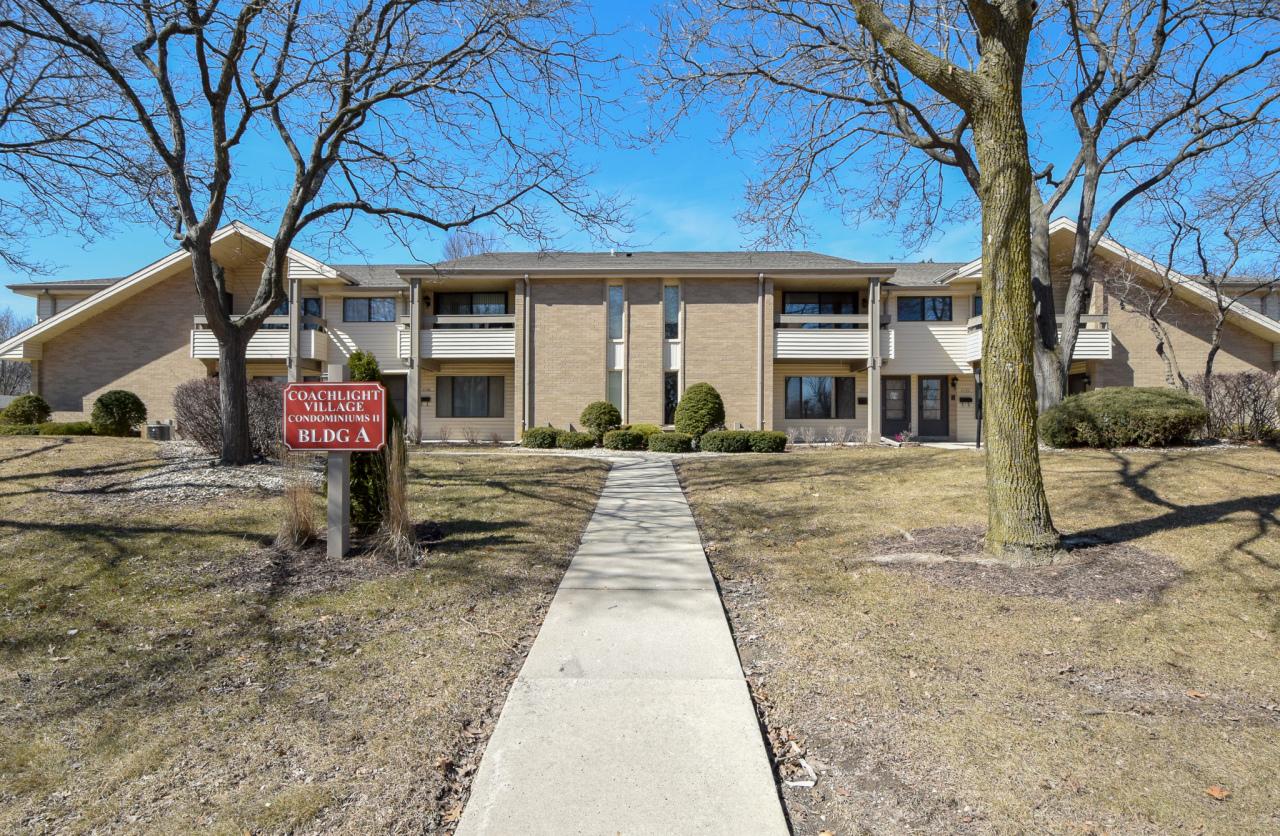 1593 S Carriage Ln, New Berlin, WI 53151