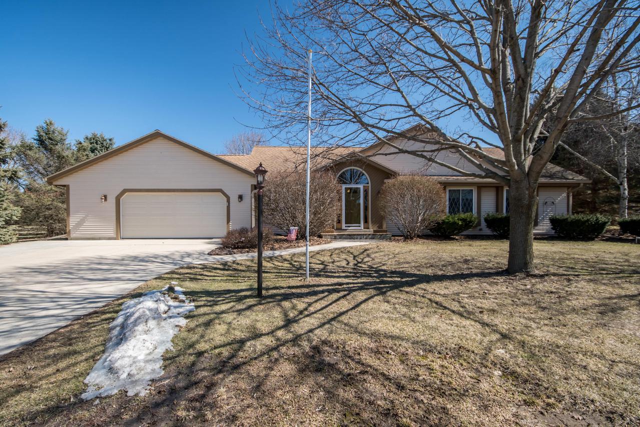 W275S2084 Fenway Dr, Waukesha, WI 53188