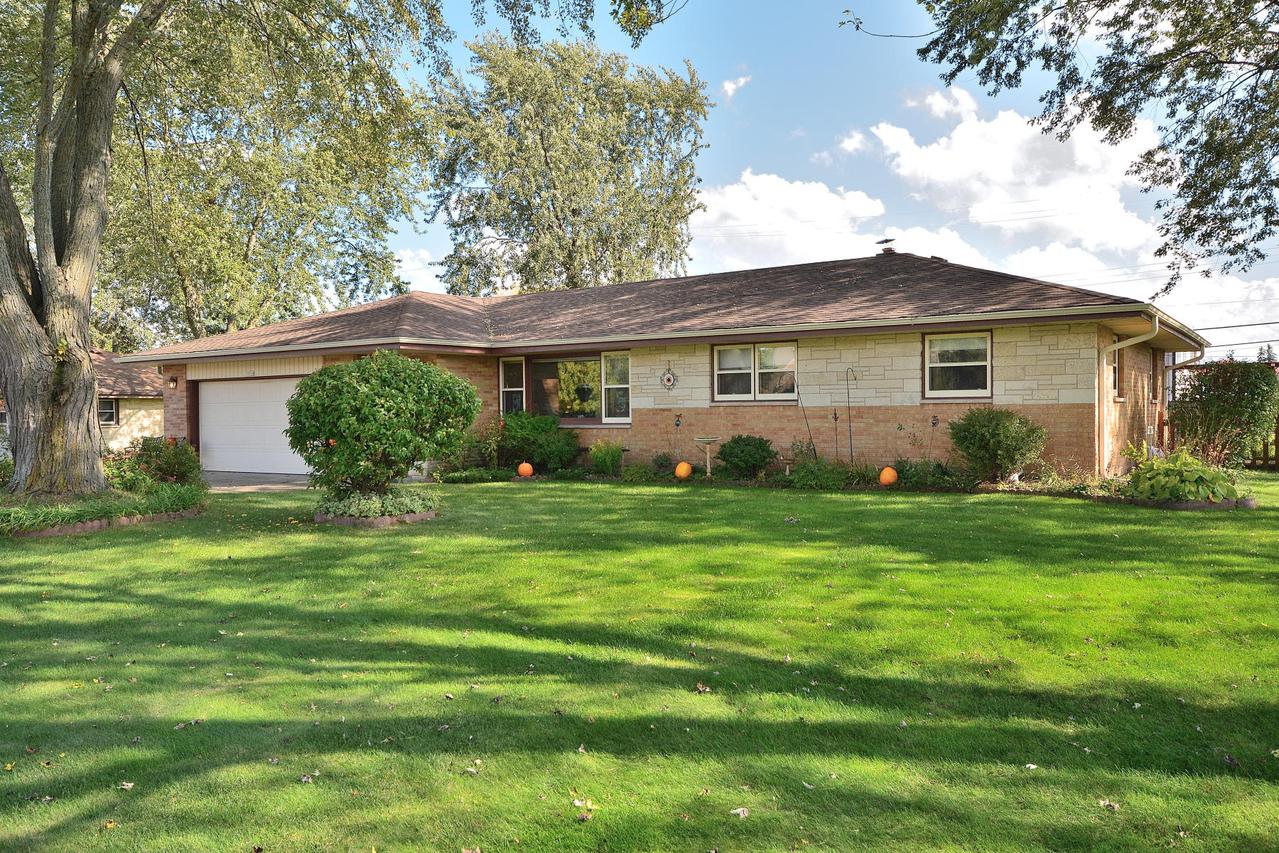15719 W Churchview Dr, New Berlin, WI 53151