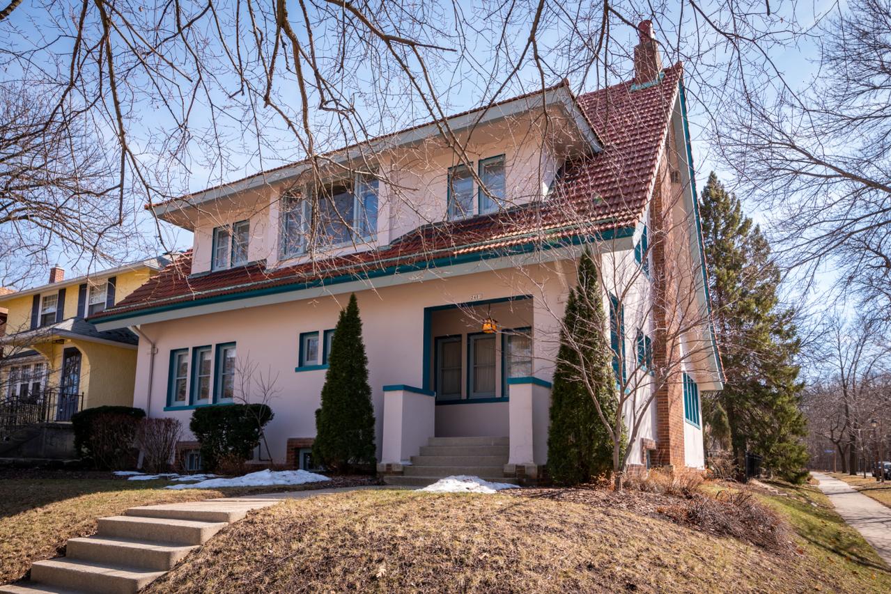 2401 E Stratford Ct, Shorewood, WI 53211