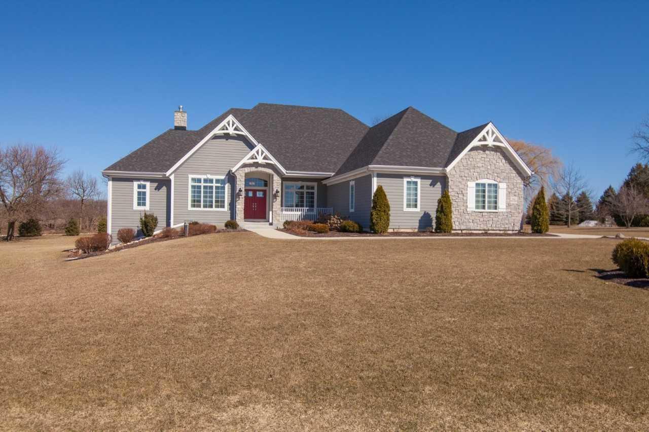 N62W27165 Meghan Ct, Merton, WI 53089