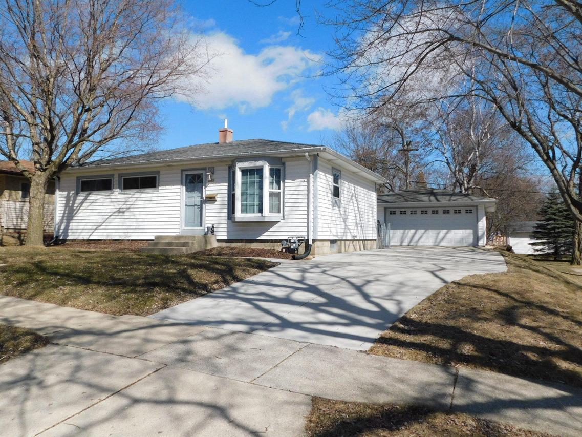 2109 N Bel Ayr Dr, Waukesha, WI 53188