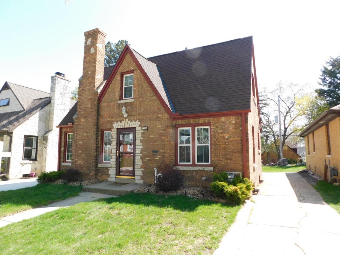 1306 N 64th St, Wauwatosa, WI 53213