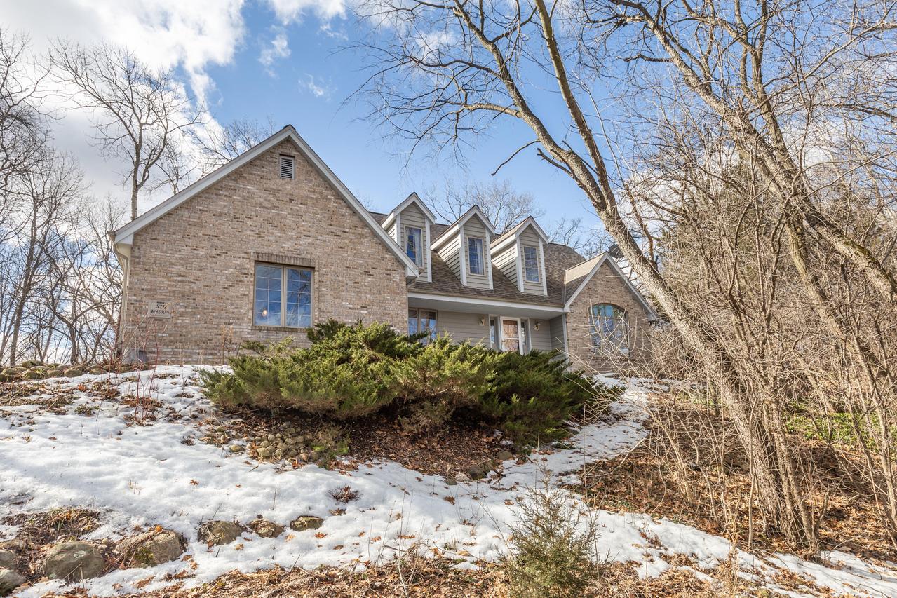S75W32097 Claire Dr, Mukwonago, WI 53149