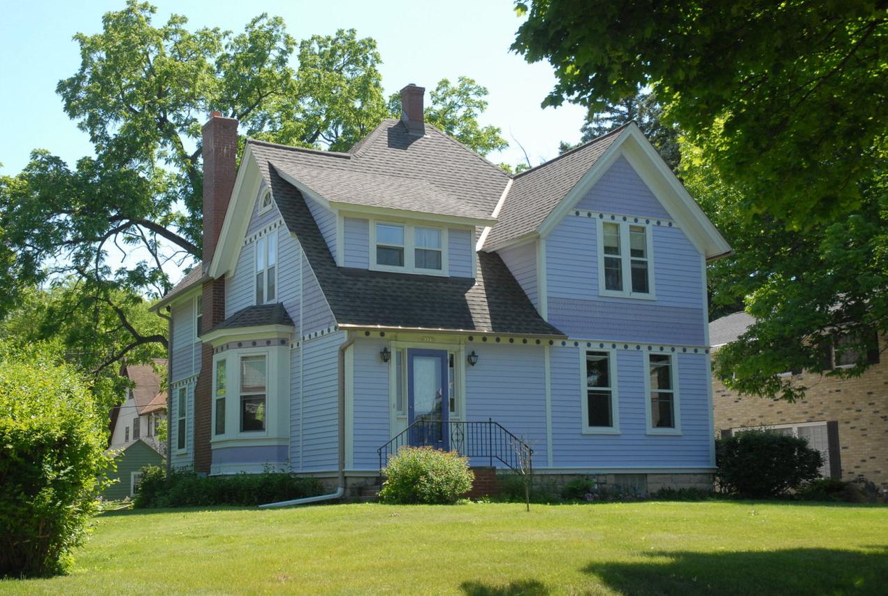 8223 W Chestnut St, Wauwatosa, WI 53213