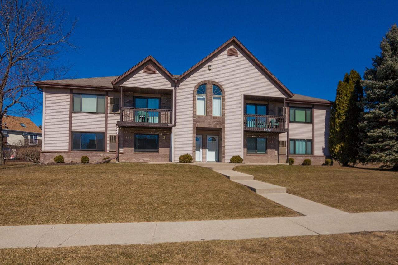 1343 Meadowcreek Dr #D, Pewaukee, WI 53072