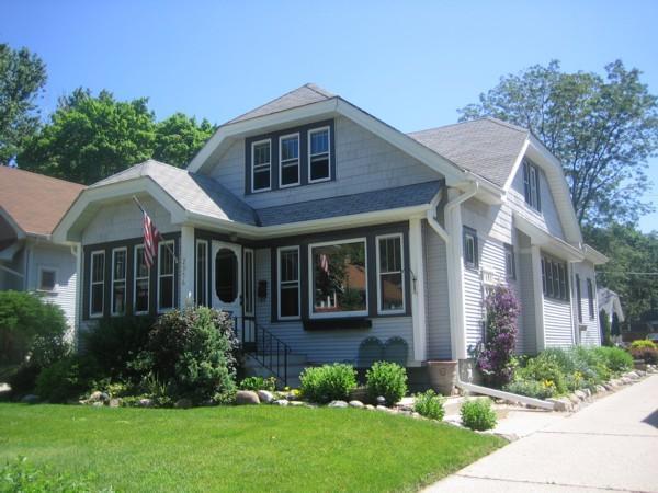 2356 N 67th St, Wauwatosa, WI 53213