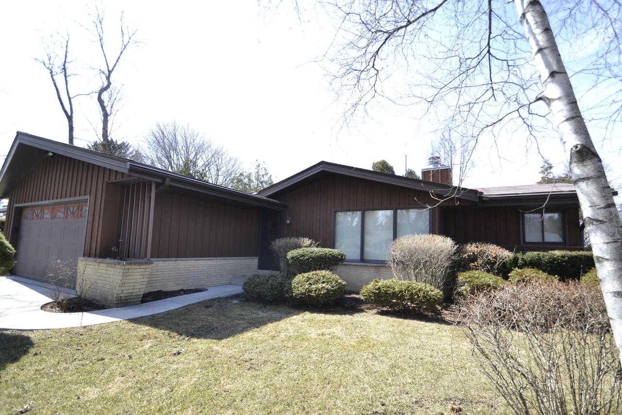 7445 N Navajo Rd, Fox Point, WI 53217