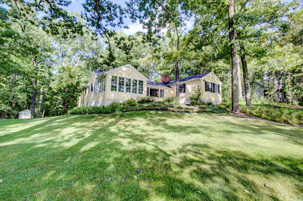 31104 W Thompson Ln, Chenequa, WI 53029