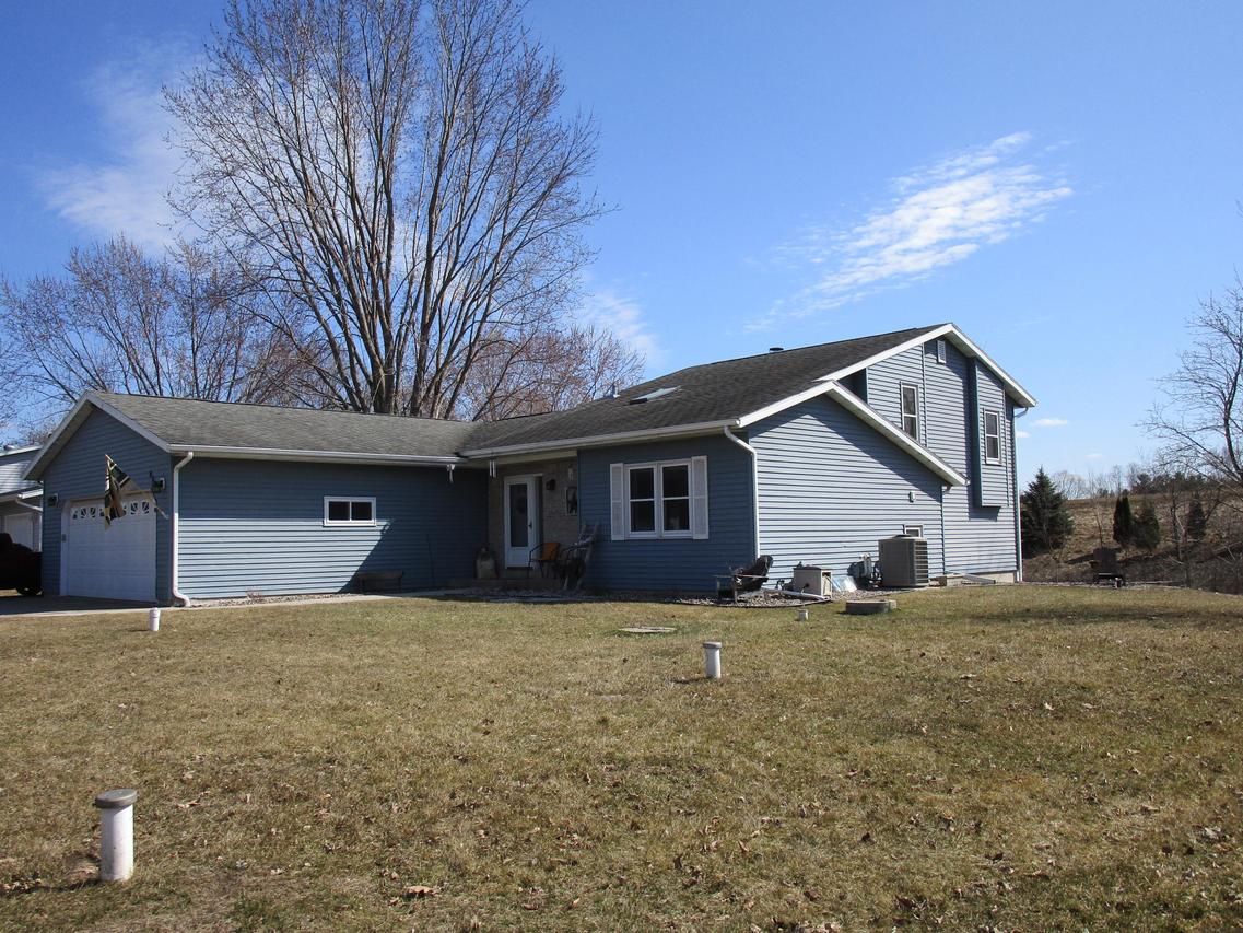 W6693 Sunset Dr, Onalaska, WI 54650
