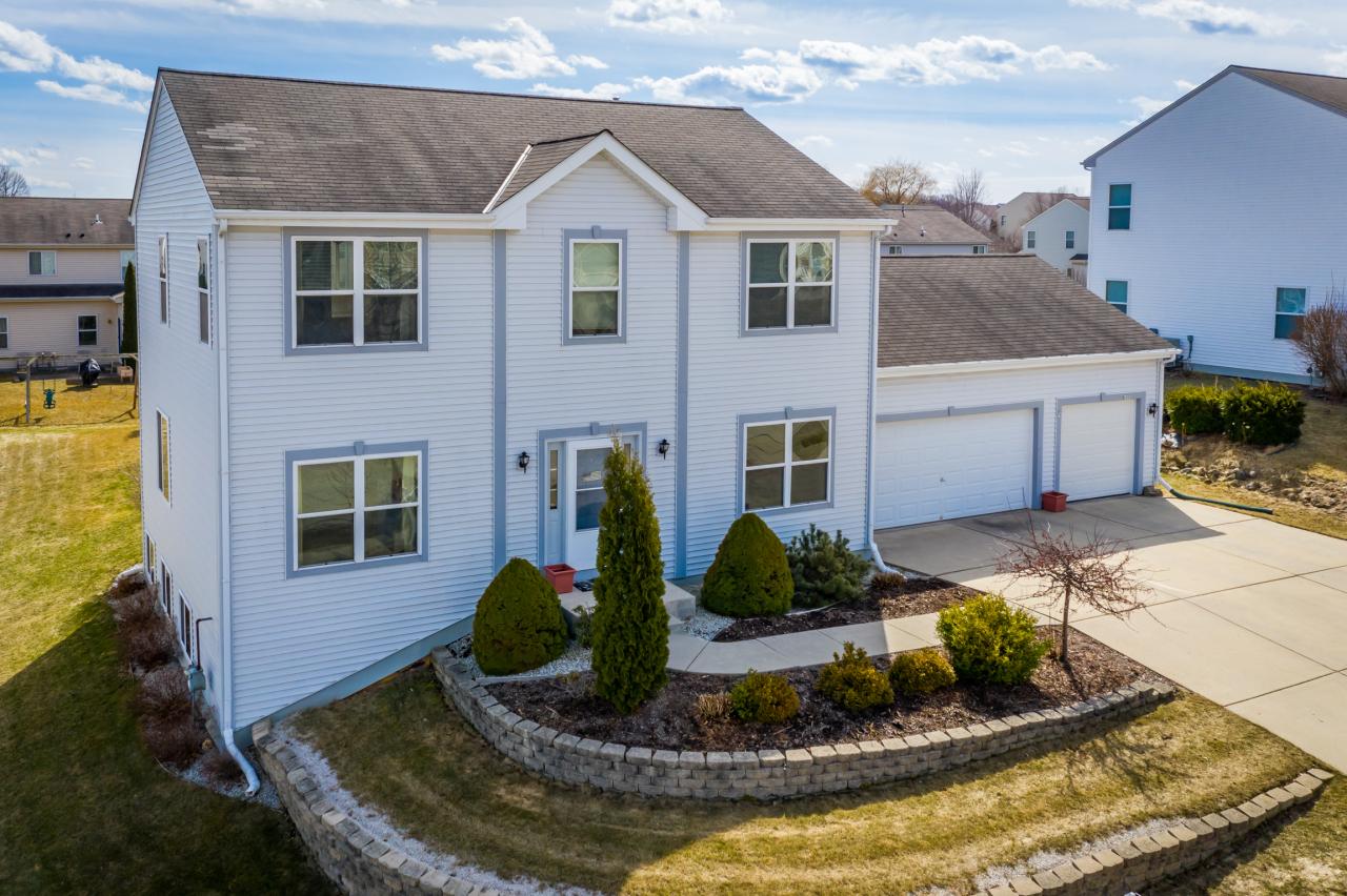 2273 Hunters Ln, Grafton, WI 53024