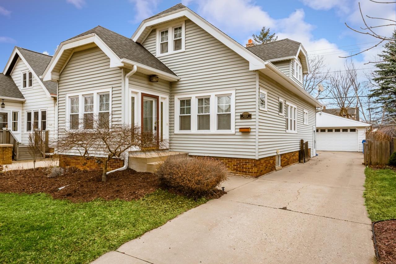 4964 N Santa Monica Blvd, Whitefish Bay, WI 53217