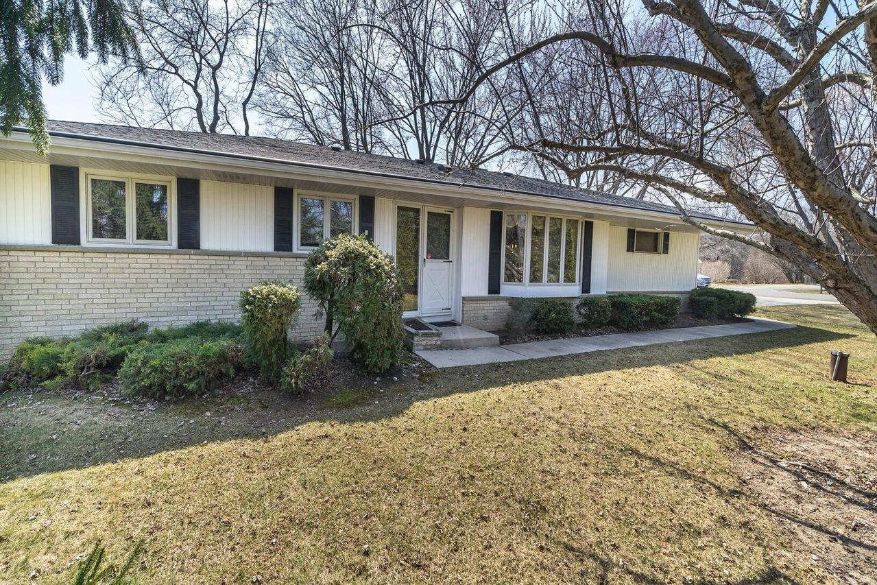 3980 Brook Ln, Brookfield, WI 53005