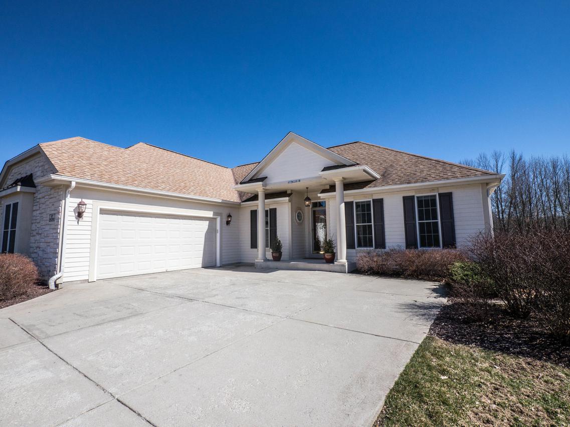 N77w22919 S Coldwater Cir, Sussex, WI 53089