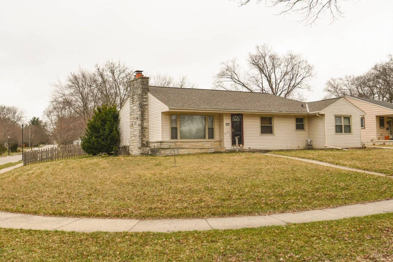 733 N Cumberland Dr, Waukesha, WI 53188